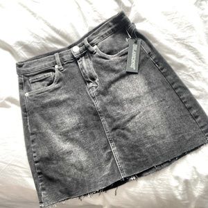 NWT BLANK NYC BLACK WASHED DENIM MINI SKIRT SIZE 25